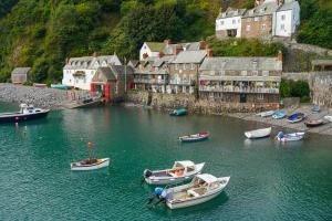 un gruppo di imbarcazioni in un bacino idrico con edifici di Seaside Escape in Westward Ho! 3-Bed Family Holiday Home with Sea Views a Westward Ho