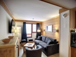 salon z kanapą i stołem w obiekcie Spacieux 3 pièces cabine, 6 pers, 62m² aux pieds des pistes, Les Bruyères, Les Menuires - FR-1-178-359 w Les Menuires