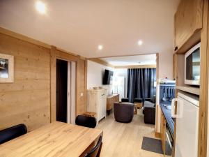 Televízia a/alebo spoločenská miestnosť v ubytovaní Spacieux 3 pièces cabine, 6 pers, 62m² aux pieds des pistes, Les Bruyères, Les Menuires - FR-1-178-359