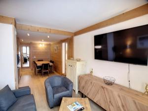 Telewizja i/lub zestaw kina domowego w obiekcie Spacieux 3 pièces cabine, 6 pers, 62m² aux pieds des pistes, Les Bruyères, Les Menuires - FR-1-178-359