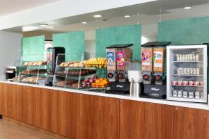 una linea a buffet con cibo in esposizione presso un ristorante di Red Roof PLUS Miami Airport a Miami