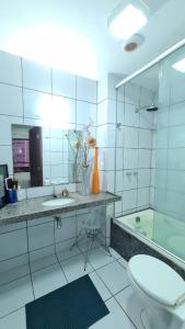 uma casa de banho com um WC, um lavatório e um chuveiro em Flat 203 Clarice Lispector, Ilhotas- Teresina em Teresina