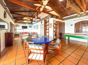 een eetkamer met een blauwe tafel en stoelen bij Casa beiramar com piscina na Ilha de Itacuruca RJ in Mangaratiba