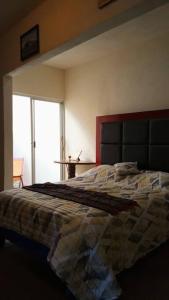 sypialnia z łóżkiem i dużym oknem w obiekcie Casa de campo en Ciudad Valles w mieście Ciudad Valles