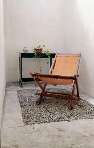 una silla sentada en una alfombra junto a una mesa en Casa de campo en Ciudad Valles, en Ciudad Valles
