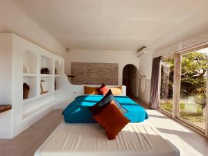 Bett in einem Zimmer mit einem großen Fenster in der Unterkunft Volcano Terrace Bali in Kintamani
