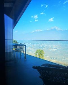 Habitación con mesa y vistas al océano en Residence Pranterhof, en Marlengo