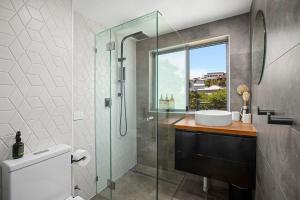 La salle de bains est pourvue d'une douche en verre et d'un lavabo. dans l'établissement 'Seabreeze Escape' in Prime Jetty Location!, à Coffs Harbour