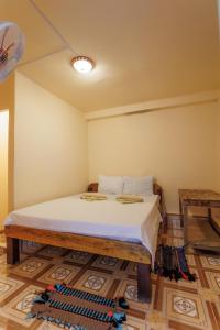 1 dormitorio con 1 cama en una habitación en Sweet View Guesthouse, en Kaôh Rŭng (3)