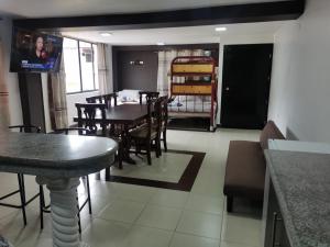- une salle à manger avec une table et des chaises dans l'établissement GIGAHOUSE, à Baños