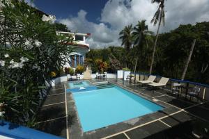 vista sulla piscina di un resort di Guindulman Bay Tourist Inn a Guindulman