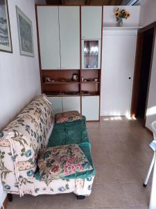 uma sala de estar com um sofá e uma almofada em Apartments in Eraclea 44135 em Eraclea