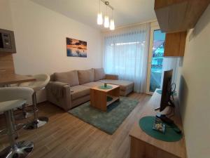 - un salon avec un canapé et une table dans l'établissement Apartment in Balatonlelle 44077, à Balatonlelle