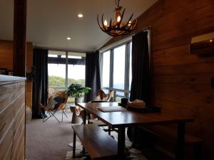 uma sala de estar com uma mesa e um lustre em SKI View 1 em Mount Buller