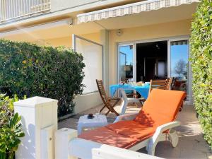 Posedenie v ubytovaní Appartement en Rez-de-Jardin, Pieds dans l'Eau, Terrasse, Parking, 4 Couchages - Le Lavandou - FR-1-251-454