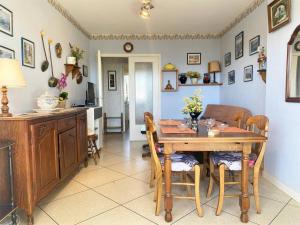 Fotografia z galérie ubytovania Appartement en Rez-de-Jardin, Pieds dans l'Eau, Terrasse, Parking, 4 Couchages - Le Lavandou - FR-1-251-454 v destinácii Le Lavandou