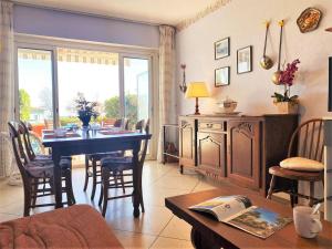 Posedenie v ubytovaní Appartement en Rez-de-Jardin, Pieds dans l'Eau, Terrasse, Parking, 4 Couchages - Le Lavandou - FR-1-251-454