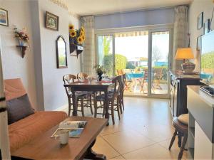 Televízia a/alebo spoločenská miestnosť v ubytovaní Appartement en Rez-de-Jardin, Pieds dans l'Eau, Terrasse, Parking, 4 Couchages - Le Lavandou - FR-1-251-454 + 8 fotografií