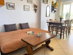 Posedenie v ubytovaní Appartement en Rez-de-Jardin, Pieds dans l'Eau, Terrasse, Parking, 4 Couchages - Le Lavandou - FR-1-251-454