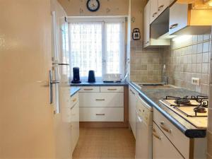 Kuchyňa alebo kuchynka v ubytovaní Appartement en Rez-de-Jardin, Pieds dans l'Eau, Terrasse, Parking, 4 Couchages - Le Lavandou - FR-1-251-454