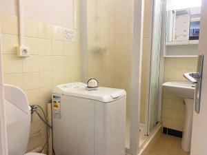 Kúpeľňa v ubytovaní Appartement en Rez-de-Jardin, Pieds dans l'Eau, Terrasse, Parking, 4 Couchages - Le Lavandou - FR-1-251-454