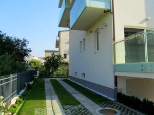 - une vue latérale sur une maison avec un jardin dans l'établissement Apartments Barac - Podstrana, à Podstrana