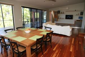 een eetkamer en een woonkamer met een tafel en stoelen bij Woollybutt in Merrijig