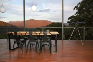 een tafel en stoelen met een camera op een terras bij Woollybutt in Merrijig