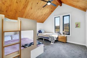 sypialnia z 2 łóżkami piętrowymi i oknem w obiekcie Vista Montagna w mieście Mansfield