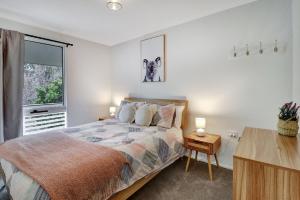 een slaapkamer met een bed en een raam bij Katta Cottage in Mansfield
