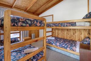 een slaapkamer met 3 stapelbedden in een hut bij 41Alpine Ridge Drive in Merrijig