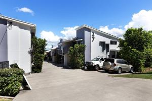 a row of houses with cars parked in a driveway at MARJ12- Stylish and Spacious in Mooloolaba