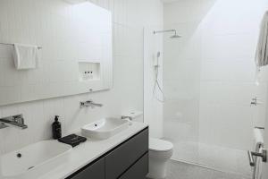 A bathroom at The Horned Cow - Luxury Accommodation 10 mins from Orange CBD