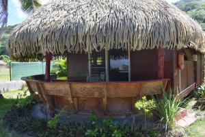 Cabaña pequeña con techo de paja en Fare Aute Beach, en Vaianae