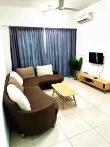 sala de estar con sofá y mesa en ●OIM11●Lovely Condo 3bedrooms with Facilities en Bayan Lepas