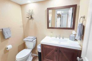 Uma casa de banho em The Cool Cactus Condo with Pool and Jacuzzi