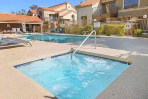 A piscina em ou perto de The Cool Cactus Condo with Pool and Jacuzzi