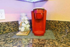 Comodidades para chá e café em The Cool Cactus Condo with Pool and Jacuzzi