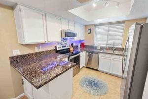 A cozinha ou kitchenette de The Cool Cactus Condo with Pool and Jacuzzi