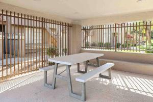 Uma varanda ou terraço em The Cool Cactus Condo with Pool and Jacuzzi
