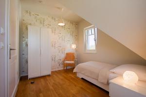 ヴストロにあるHaus am Schilfの小さなベッドルーム(ベッド1台、階段付)