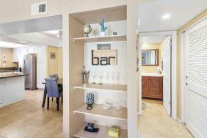 A cozinha ou kitchenette de The Cool Cactus Condo with Pool and Jacuzzi