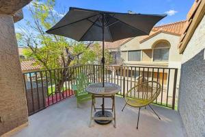 Uma varanda ou terraço em The Cool Cactus Condo with Pool and Jacuzzi