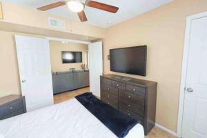 Uma televisão e/ou sistema de entretenimento em The Cool Cactus Condo with Pool and Jacuzzi