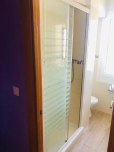 a glass shower in a bathroom with a toilet at Hostal Amanecer in Fuentebureba