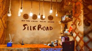 比什凱克的住宿－SilkRoad Guesthouse，一间设有刺路标志的寿司室