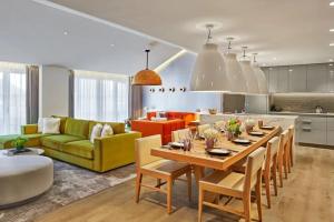 Una sala de estar con mesa de comedor y una cocina. en Downtown Aspen Luxury 3 Bedroom Residence, en Aspen
