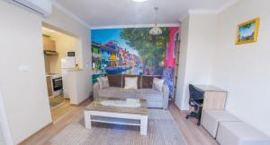 Casa-Naro في موستار: غرفة معيشة مع أريكة ولوحة على الحائط