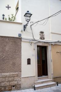 un edificio con una puerta y un semáforo en Corcioli B&B, en Mesagne