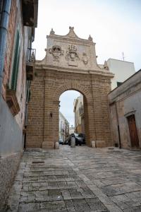 Un arco en un callejón en una ciudad en Corcioli B&B, en Mesagne